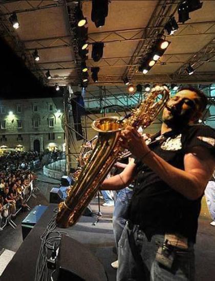 Concerto all'aperto in piazza gremita di spettatori entusiasti.