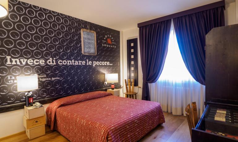 Camera accogliente con tema vino e dettagli eleganti.