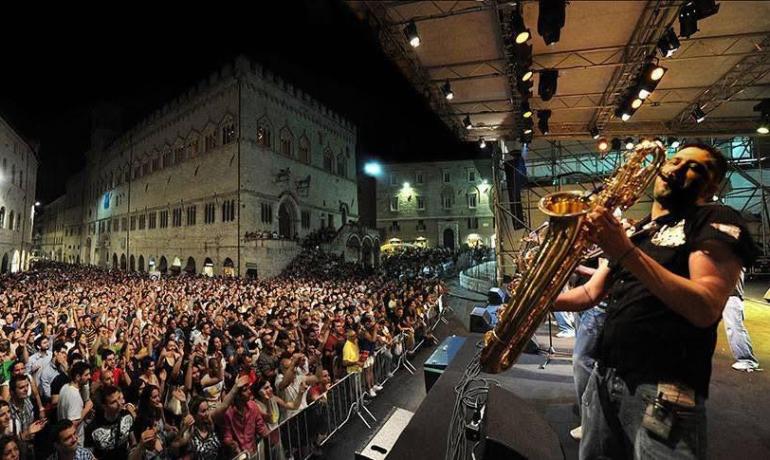 Concerto all'aperto in piazza gremita di spettatori entusiasti.