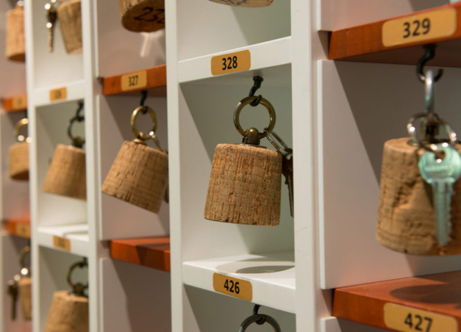 Portachiavi in legno numerati appesi in un armadietto di un hotel.