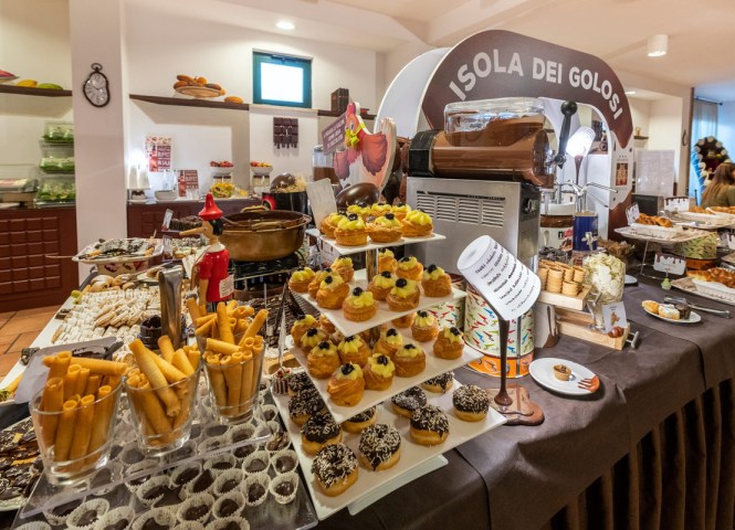 Buffet dolci con pasticcini, cioccolato e dolci vari all'Isola dei Golosi.