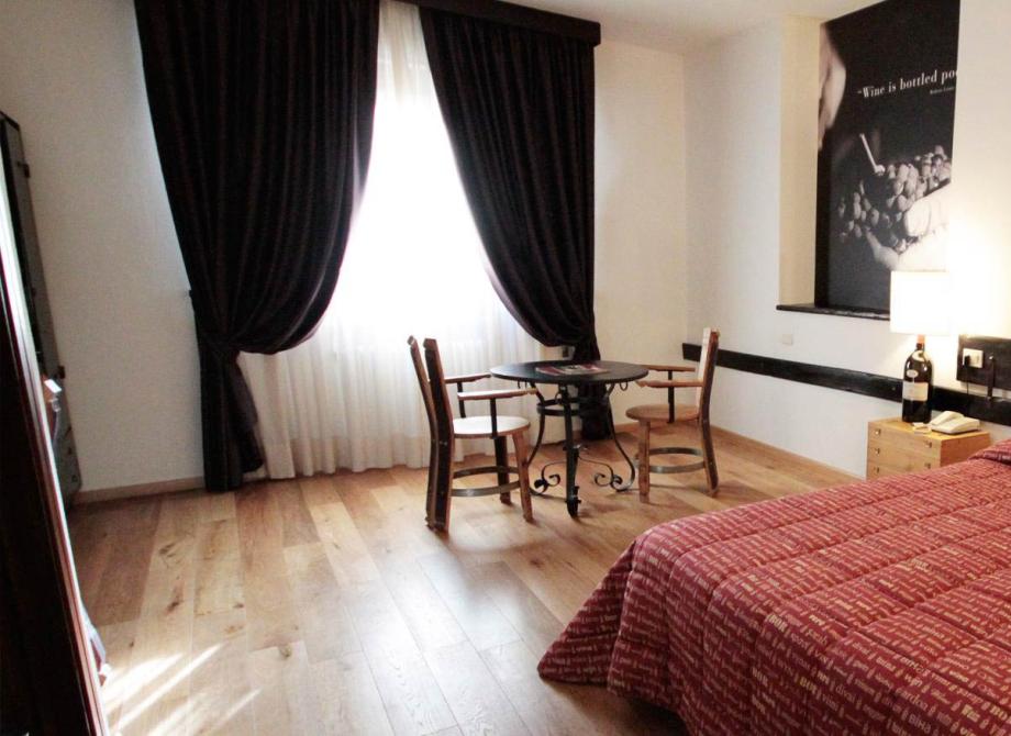 Camera accogliente con letto, tavolino e decorazioni eleganti.