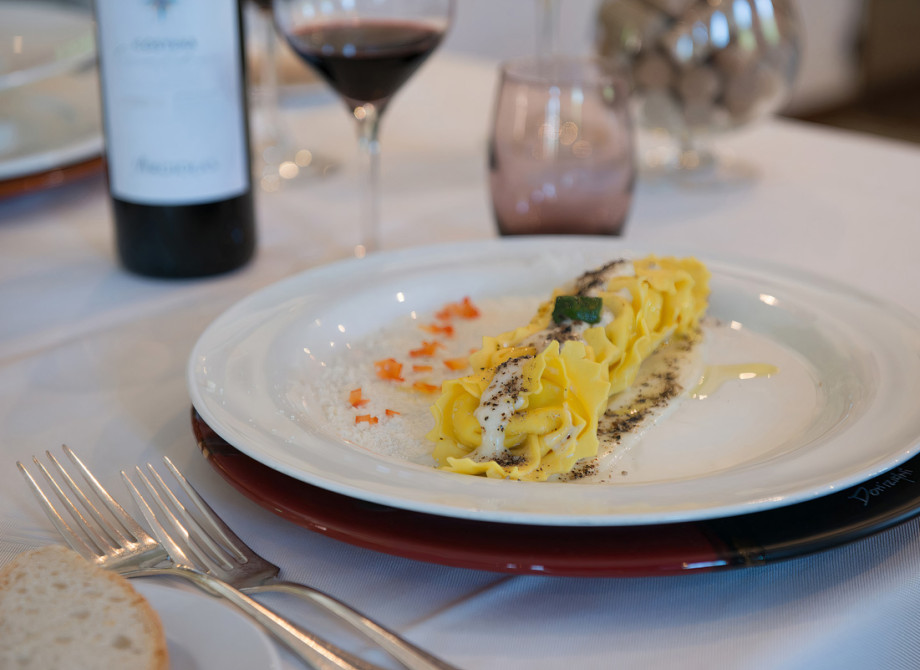 Pasta elegante con tartufo e vino rosso, un'esperienza culinaria raffinata.