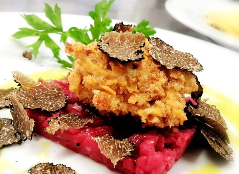 Tartare di carne con croccante, scaglie di tartufo e olio d'oliva.