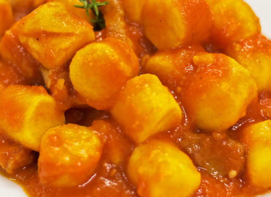 Gnocchi di patate al sugo di pomodoro, serviti caldi e invitanti.