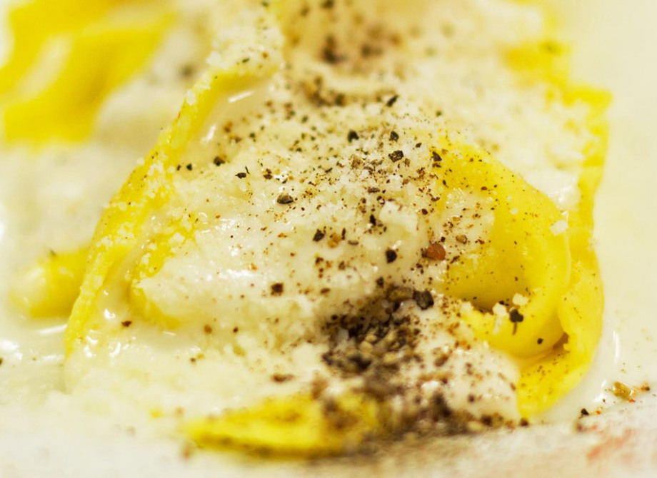 Pasta fresca con crema di formaggio e pepe nero macinato.
