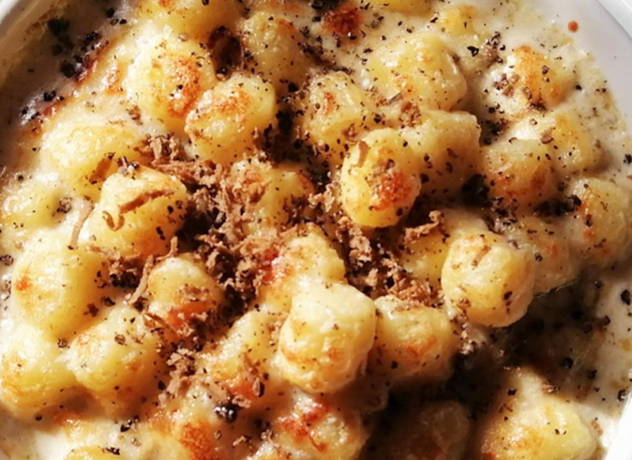 Gnocchi al forno con formaggio fuso e pepe nero.