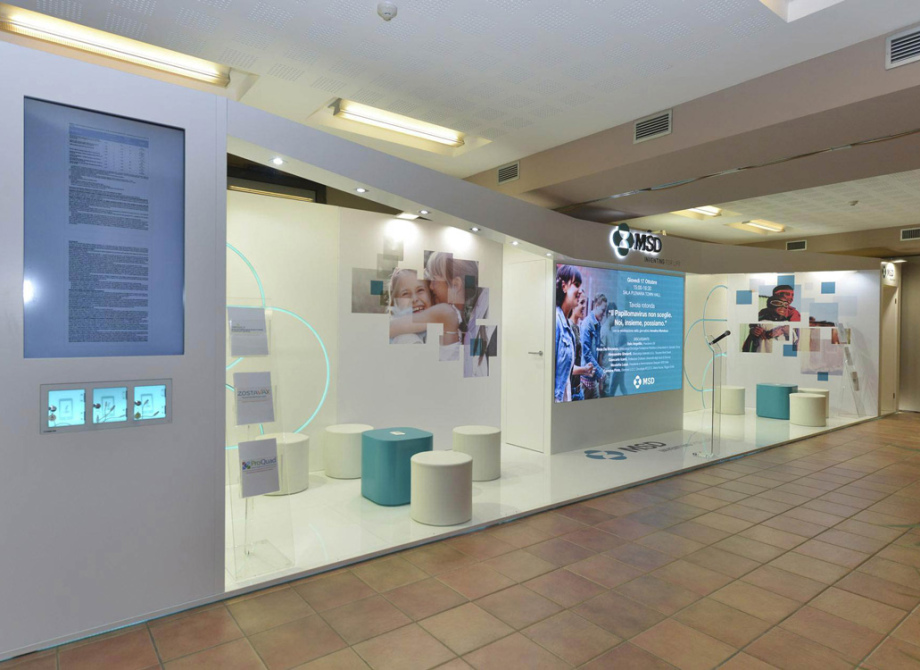 Stand espositivo MSD con display informativi e sedute moderne in ambiente luminoso.